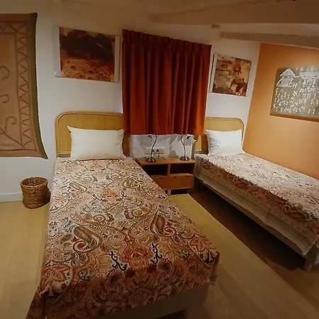Des Indes Oda ve Kahvaltı 4*