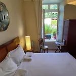 Des Indes Bed & Breakfast 4*